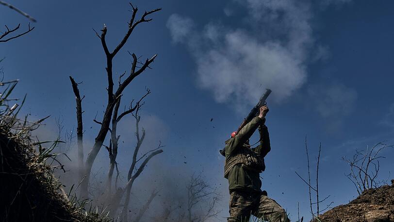 Ein ukrainischer Soldat feuert einen Granatwerfer an der Frontlinie in Bachmut ab.