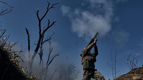Ein ukrainischer Soldat feuert einen Granatwerfer an der Frontlinie in Bachmut ab.