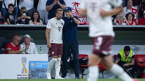 Harry Kane (l.) und Trainer Thomas Tuchel stehen zusammen.