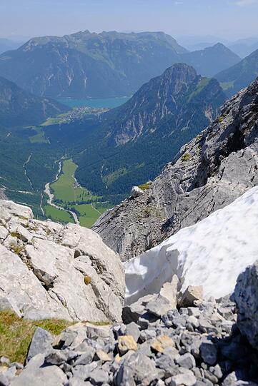 Tiefblick vom Weg durch die Flanke des Sonnjochs zum Achensee.
