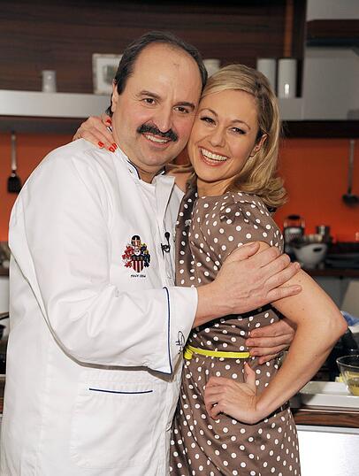 Kennen sich seit vielen Jahren: TV-Koch Johann Lafer und Moderatorin Ruth Moschner in der Sendung "Lafer! Lichter! Lecker!" im Frühjahr 2013. Kennen sich seit vielen Jahren: TV-Koch Johann Lafer und Moderatorin Ruth Moschner in der Sendung "Lafer! Lichter! Lecker!" im Frühjahr 2013.