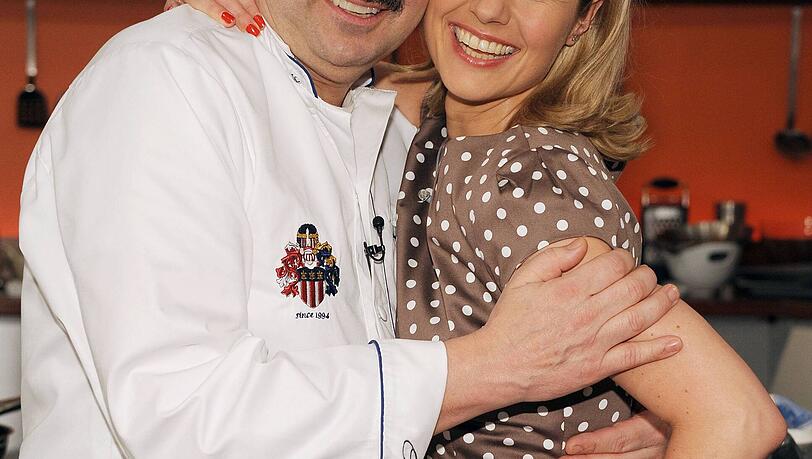 Kennen sich seit vielen Jahren: TV-Koch Johann Lafer und Moderatorin Ruth Moschner in der Sendung "Lafer! Lichter! Lecker!" im Frühjahr 2013. Kennen sich seit vielen Jahren: TV-Koch Johann Lafer und Moderatorin Ruth Moschner in der Sendung "Lafer! Lichter! Lecker!" im Frühjahr 2013.