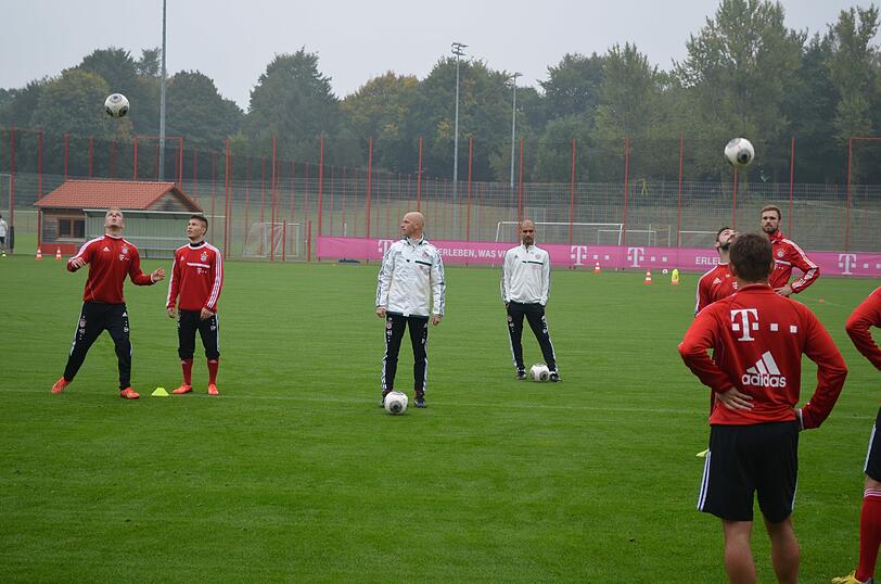 U23-Coach Erik ten Haag leitete das Training, Pep Guardiola hielt sich im Hintergrund.