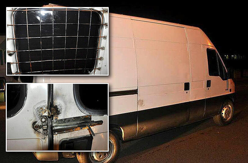 Die Fenster vergittert, Die Türen zugeschweißt. Für die Flüchtlinge gab es kein Entkommen aus dem Schleuser-Wagen.