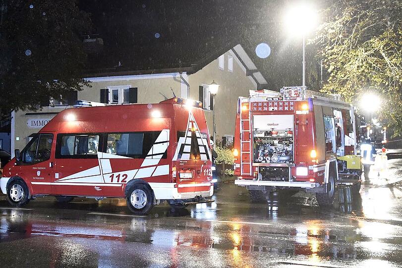Polizei und Feuerwehr sicherten die Fahrbahnabsenkung in der Lindenstraße.
