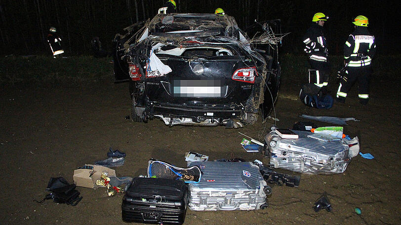 Das Gepäck und Ostererinnerungen lagen verteilt vor dem Auto.