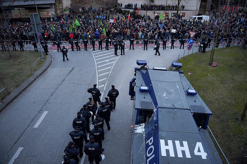Polizeikräfte sperren für eine Gegendemonstration zu einer "Merkel muss weg!" - Kundgebung die Zugänge zum Bahnhof Dammtor.