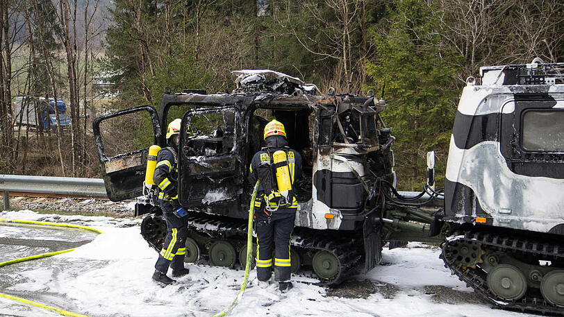 Bilder vom Feuerwehreinsatz in Bischofswiesen. Das Bundeswehr-Fahrzeug brannte komplett aus.