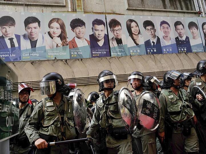 Zu dem Einsatz kam es auch wegen Kämpfen zwischen China-Anhängern und Anti-Regierungs-Protestierenden.