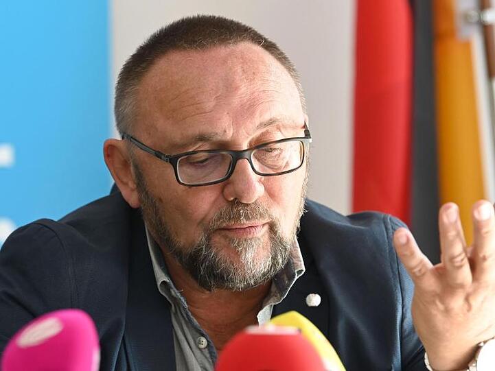 Frank Magnitz, Vorsitzender der AfD in Bremen, erklärt bei einer Pressekonferenz seinen und den Austritt zwei anderer Mitglieder aus der AfD-Fraktion der Bremer Bürgerschaft.