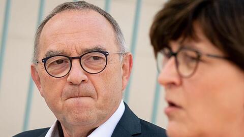 Die SPD-Bundesvorsitzenden Norbert Walter-Borjans und Saskia Esken werden von Arbeitnehmervertretern in der Autoindustrie scharf kritisiert.