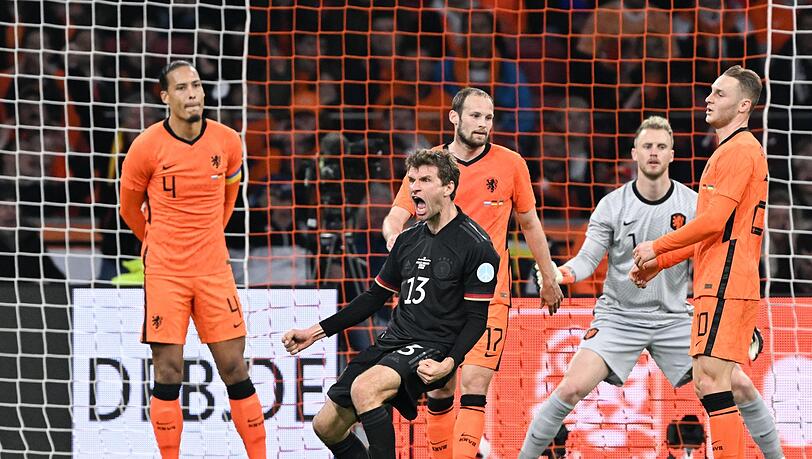 Thomas Müller (M) jubelt nach seinem Treffer zum 1:0 im Spiel gegen die Niederlande.