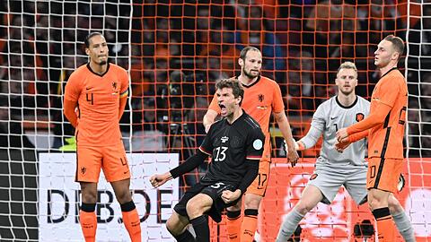 Thomas Müller (M) jubelt nach seinem Treffer zum 1:0 im Spiel gegen die Niederlande.