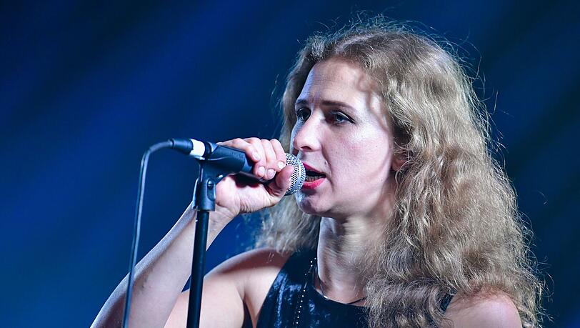 Maria Aljochina von der russischen Punkband "Pussy Riot" bei einer Performance im Kulturzentrum DasHaus in Ludwigshafen.