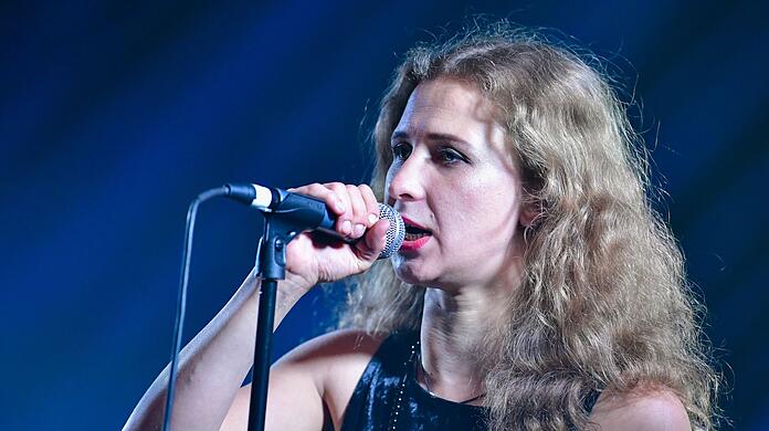 Maria Aljochina von der russischen Punkband "Pussy Riot" bei einer Performance im Kulturzentrum DasHaus in Ludwigshafen.