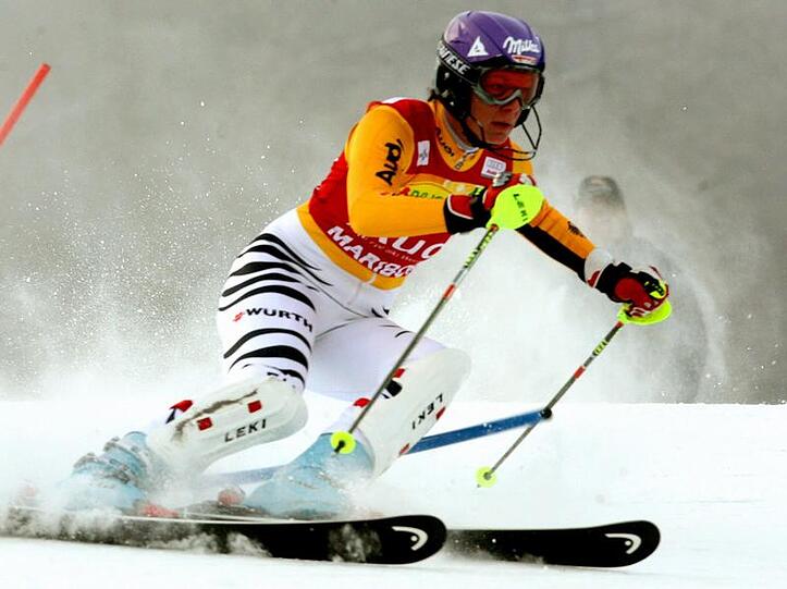 Maria Riesch brettert beim Slalom in Maribor die Piste hinunter.