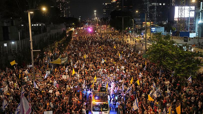 In Israel kommt es wegen der beschlossenen Ausweitung des Gaza-Krieges zu Massenprotesten.