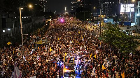 In Israel kommt es wegen der beschlossenen Ausweitung des Gaza-Krieges zu Massenprotesten.