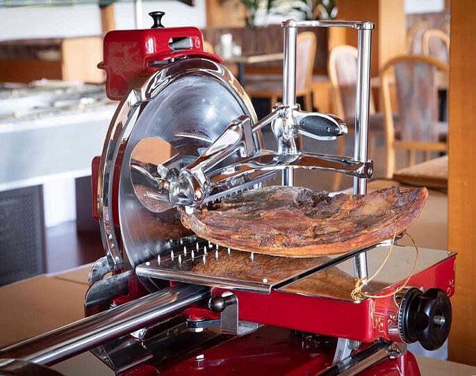 Genießen Sie das Abendessen im Restaurant mit Blick auf den Garten und über das Taubertal als Vier-Gang Auswahl-Menü in Form eines kalte-warmen Buffet mit warmem Tellergericht. Die Lebensmittel sind von regionalen Betrieben.
