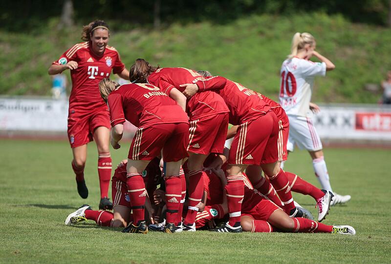 Die Frauen des FCB bejubeln einen Treffer.
