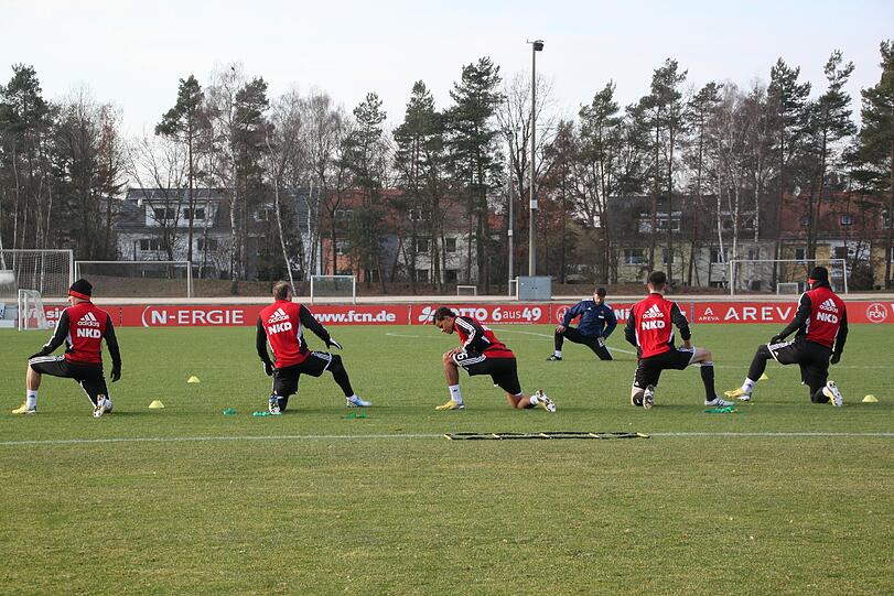Dehn- und Kraftübungen mit Athletik-Trainer Markus Zidek.