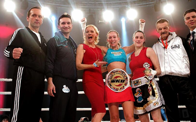 Eindrucksvoll verteidigt Kickbox-Queen Christine Theiss am Freitag ihren Titel. Als ob's nicht schon genug zu Feiern gegeben hätte, hat sie auch noch Geburtstag. Die Feier dauerte bis Sonntagmorgen. Die Bilder!