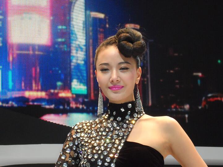 Schöne Frauen an neuen Autos: Eine nach wie vor unschlagbar attraktive Kombination - auch in Shanghai.