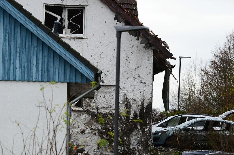 Nach der Explosion untersuchen Experten des LKA die Unglücksstelle.