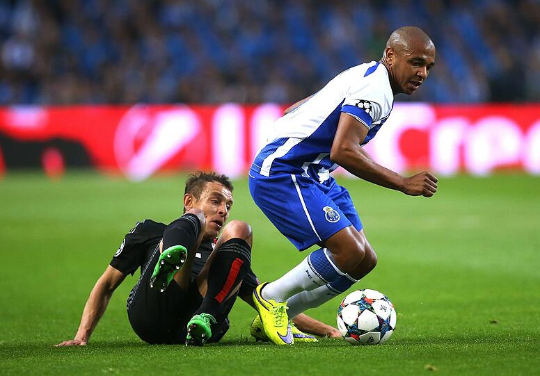 RAFINHA - NOTE 4 - Alex Sandro machte ihm auf der rechten Seite große Sorgen. Der kleine Brasilianer, sonst so zuverlässig, mit Defiziten in Tempo und Dribbling.