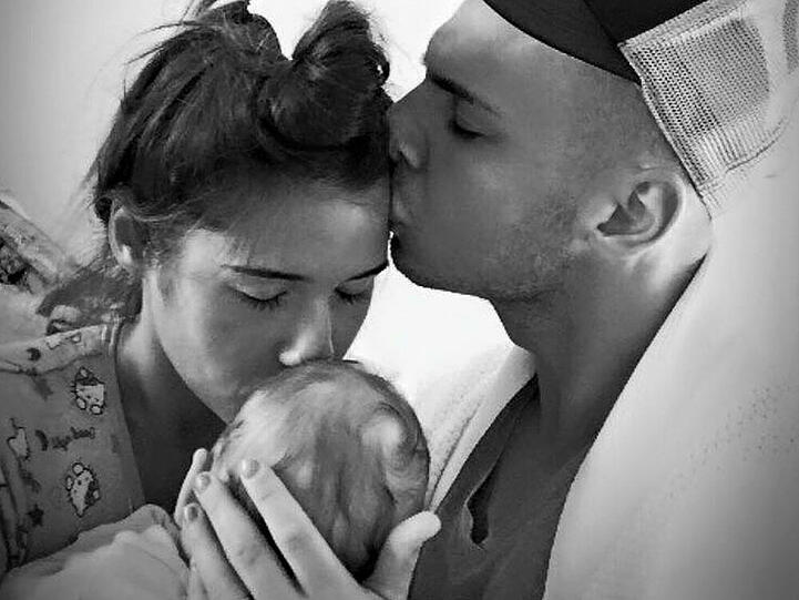 So sieht Familienglück aus: Sarah und Pietro mit Söhnchen Alessio