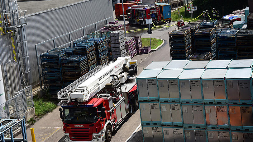 Bilder des Feuerwehreinsatzes am Landshuter BMW-Werk: Der Sachschaden wird auf über zwei Millionen Euro geschätzt.