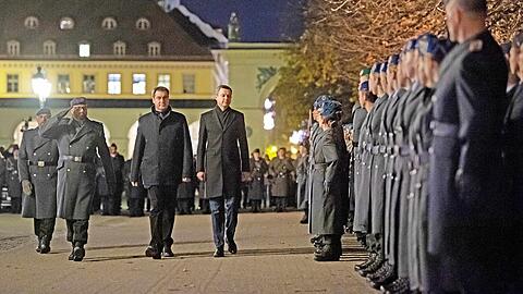 Ministerpräsident Markus Söder und Thomas Silberhorn (r.), Staatssekretär im Verteidigungsministerium, schreiten die Reihen der Soldaten ab.