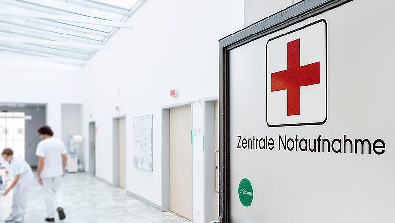 Der 34-Jährige wurde in eine Klinik gebracht. Der 34-Jährige wurde in eine Klinik gebracht.