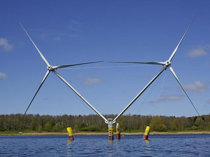 Ein Prototyp der schwimmenden Windenergieanlage "Nezzy 2".