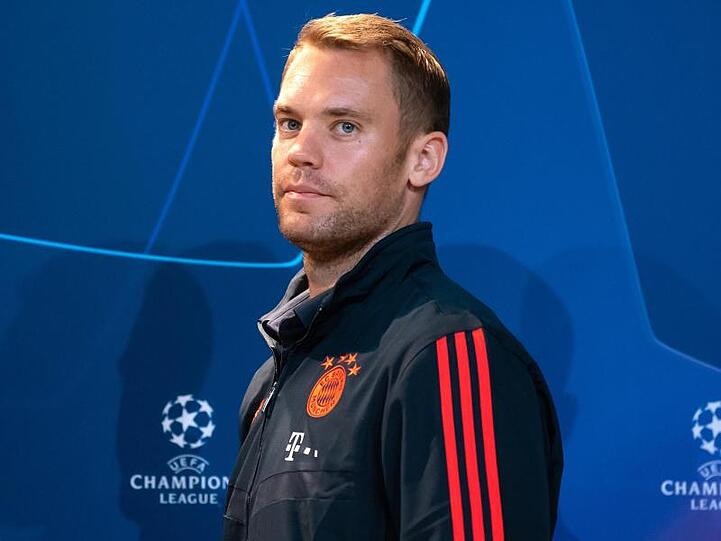 Torwart Manuel Neuer kommt zur Pressekonferenz. Foto: Sven Hoppe