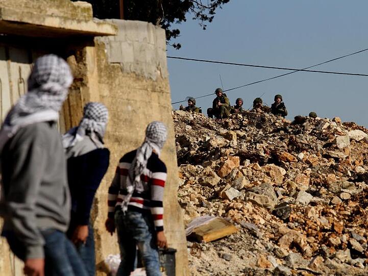 Nach der Enteignung palästinensischen Lands durch Israel attackieren palästinensische Demonstranten in Nablus israelische Sicherheitskräfte.