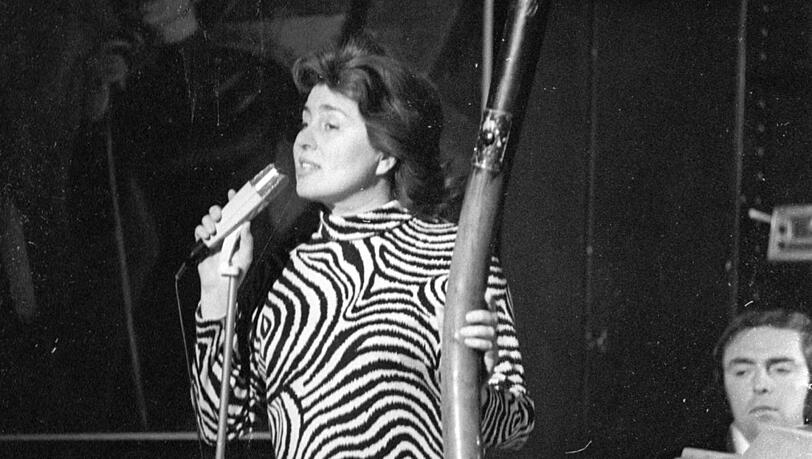 Bald wird sie geradezu weltberühmt: die Schwabinger Gisela in ihrem Element, beim Singen in ihrer Kneipe.