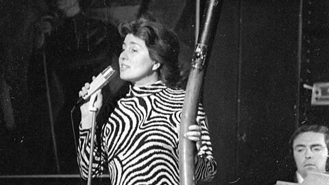 Bald wird sie geradezu weltberühmt: die Schwabinger Gisela in ihrem Element, beim Singen in ihrer Kneipe.