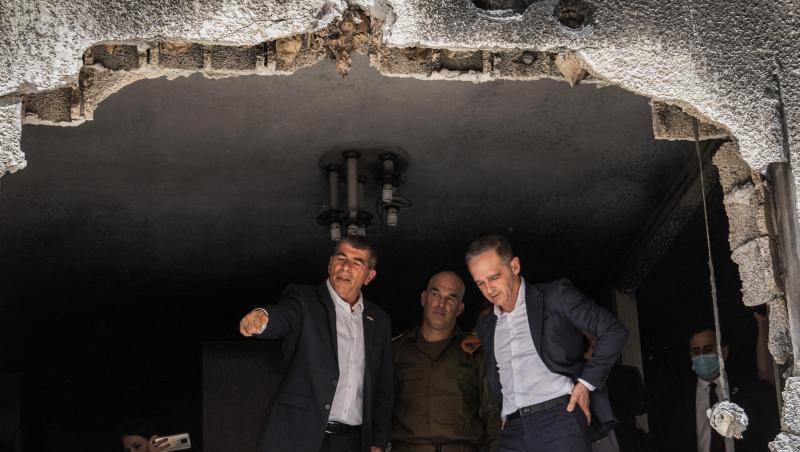 Heiko Maas (r.), Bundesaußenminister, und Gabi Aschkenasi (l.), Außenminister von Israel, besichtigen ein beschädigtes Haus, das von einer Rakete aus Gaza getroffen wurde.