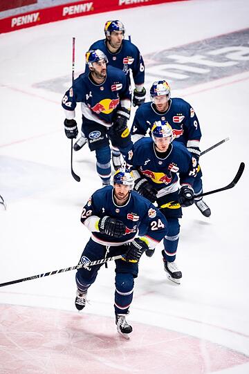 Das Coronavirus wütet beim EHC Red Bull München, der noch am Freitag in Augsburg gespielt hat - 14 Spieler sind infiziert.