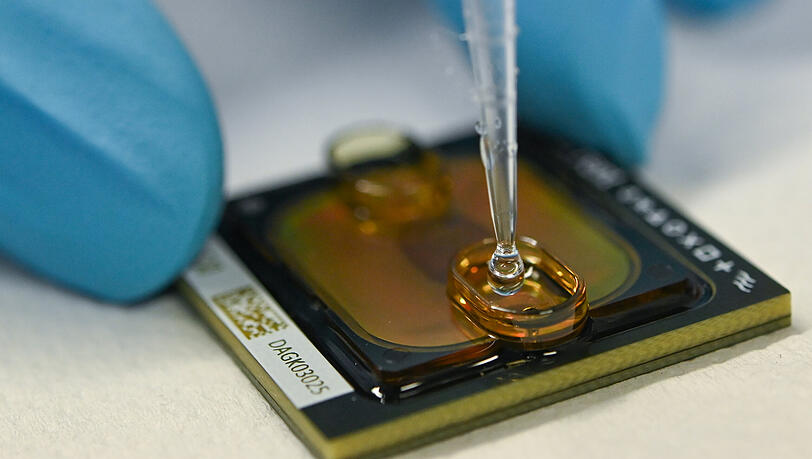 Ein Chip wird in einem Labor für eine Genomsequenzierung beladen. Das Auftreten der Omikron-Variante in Deutschland wurde mittlerweile nachgewiesen. (Symbolbild) Ein Chip wird in einem Labor für eine Genomsequenzierung beladen. Das Auftreten der Omikron-Variante in Deutschland wurde mittlerweile nachgewiesen. (Symbolbild)