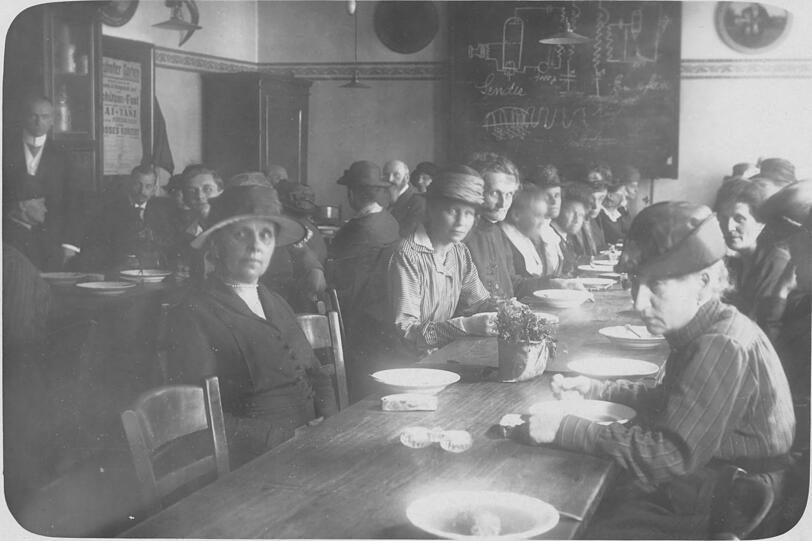 Auch der Mittelstand war von Armut betroffen. Hier eine Essensausgabe der Caritas im Jahr 1930, während der Weltwirtschaftskrise.