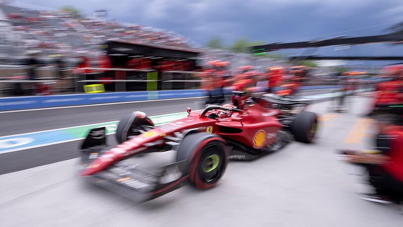 Ferrari-Pilot Charles Leclerc fährt während des zweiten Trainings von seiner Box weg.