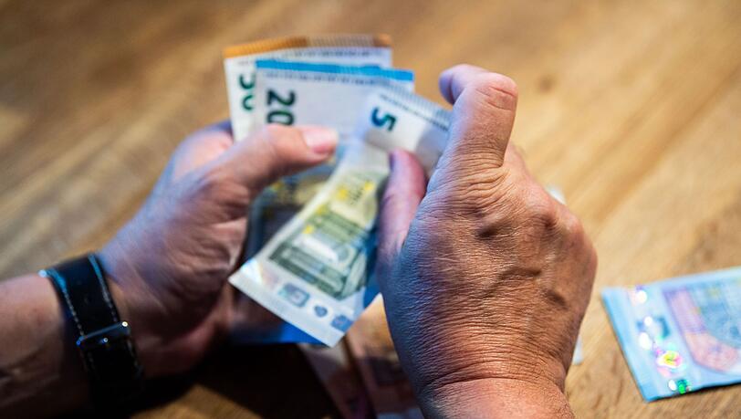 Der Mann ist um mehrere 100.000 Euro betrogen worden. (Symbolbild)