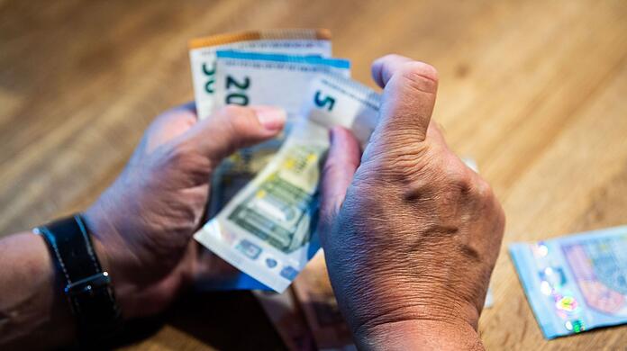 Der Mann ist um mehrere 100.000 Euro betrogen worden. (Symbolbild)