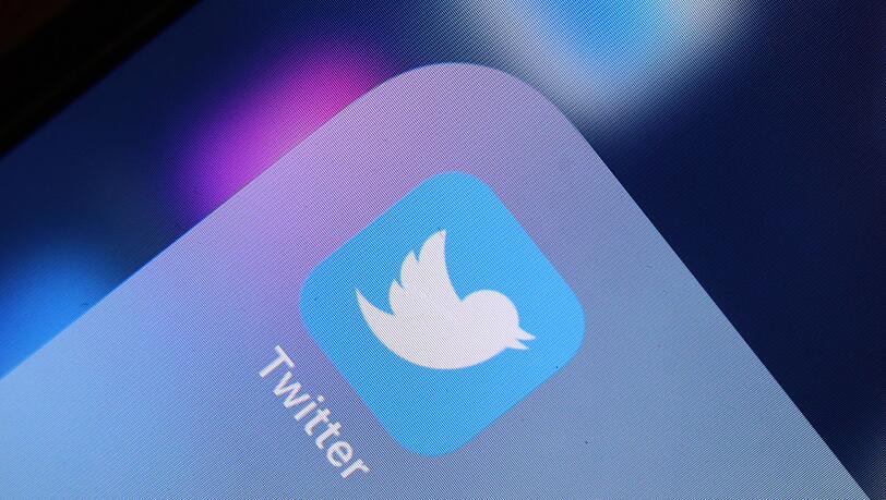 Bei Twitter kann man sich Tweets entweder chronologisch oder gewichtet vom Algorithmus anzeigen lassen.