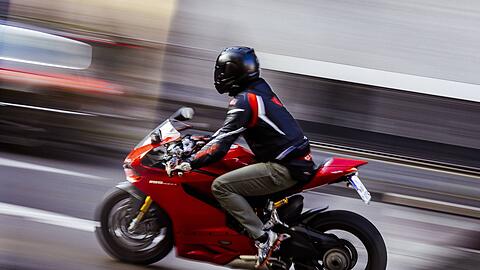 Ein 21-jähriger Münchner ist bei einer Polizeikontrolle auf einem Motorrad geflohen und hat einen Unfall verursacht. (Symbolbild)