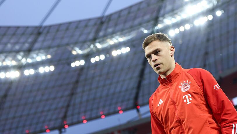 Münchens Joshua Kimmich steht vor dem Spiel auf dem Platz.