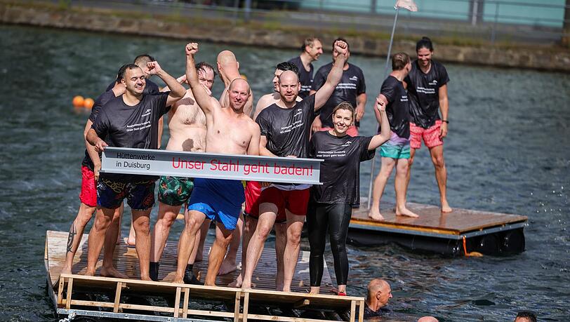 Demo mit Spaßfaktor: Arcelormittal-Beschäftigte in Duisburg fordern den Erhalt ihrer Arbeitplätze mit einer ungewöhnlichen Aktion.