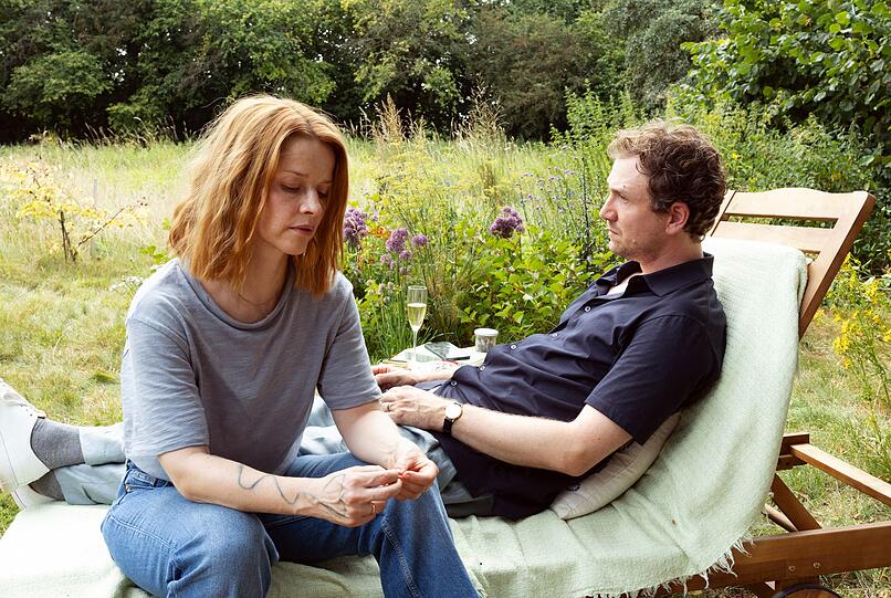 Elodie (Karoline Schuch) und ihr Bruder Ben (Jan Krauter) sprechen über ihre Kindheit. Elodie (Karoline Schuch) und ihr Bruder Ben (Jan Krauter) sprechen über ihre Kindheit.